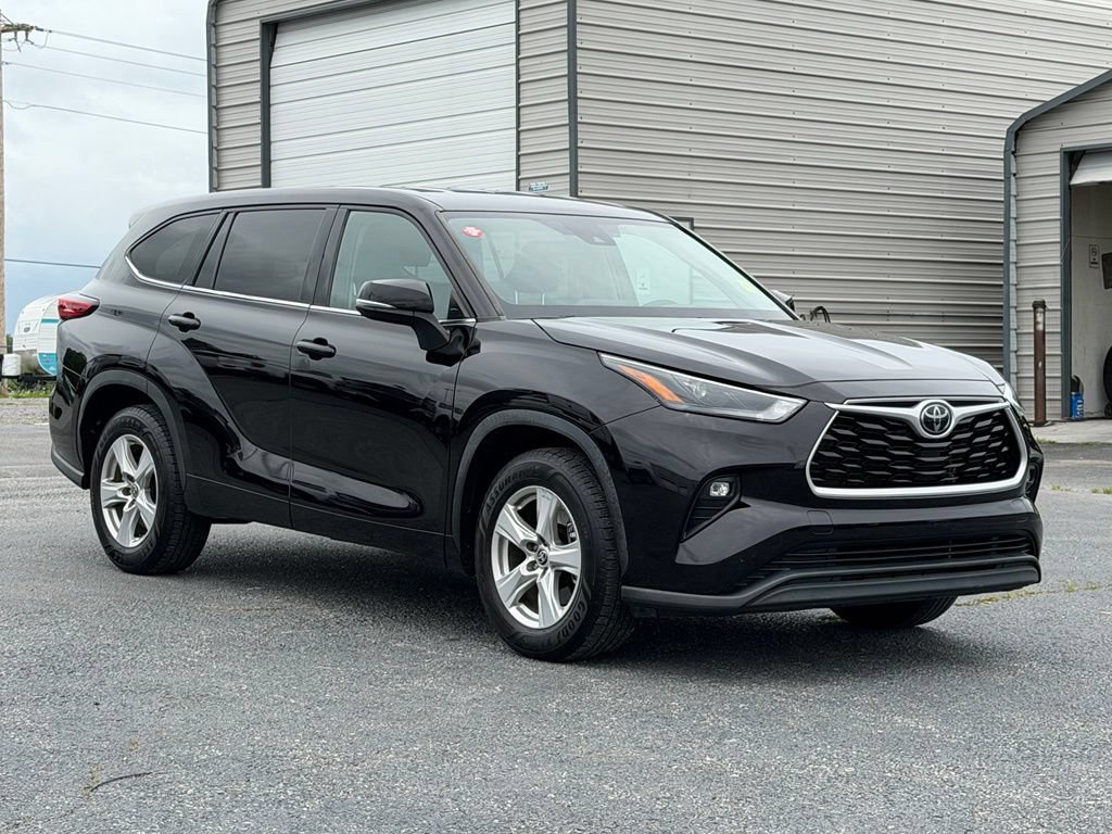 Used 2022 Toyota Highlander LE FWD image 2