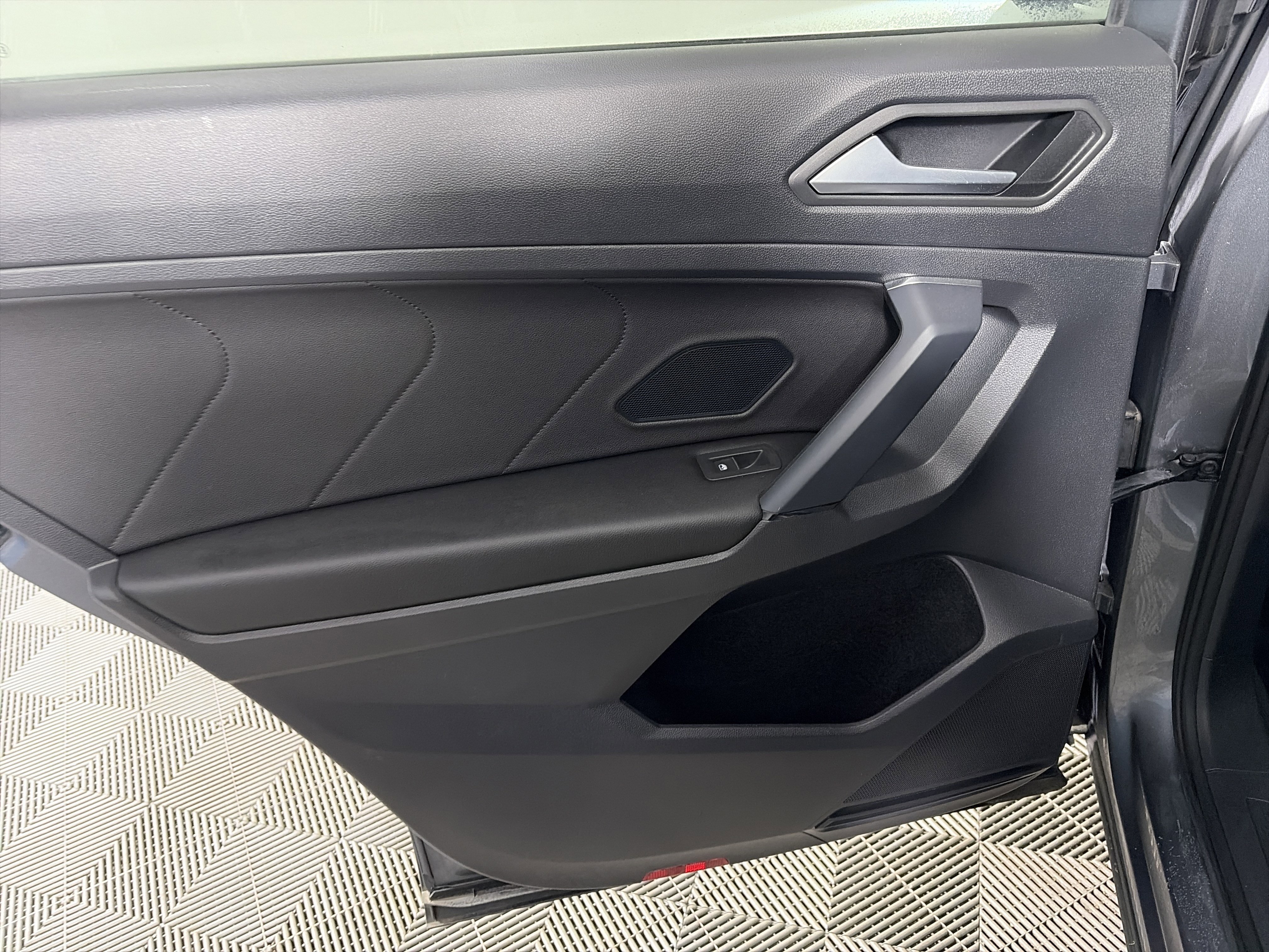 Used 2019 Volkswagen Tiguan SEL Premium image 36