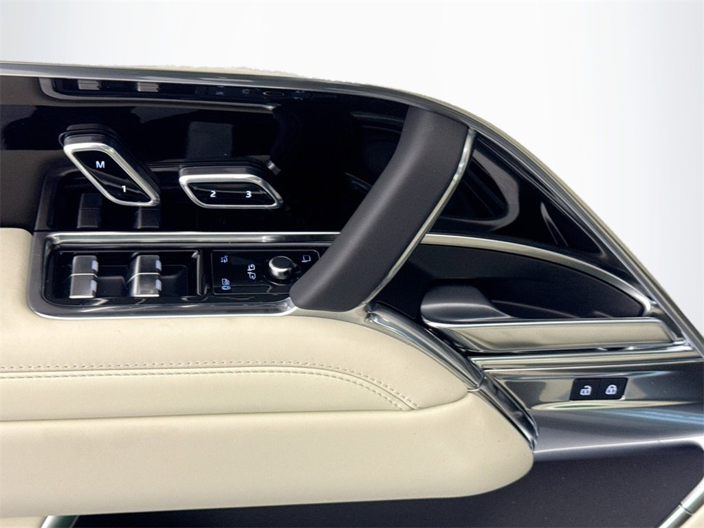 New 2025 Land Rover Range Rover Long Wheelbase SE image 17