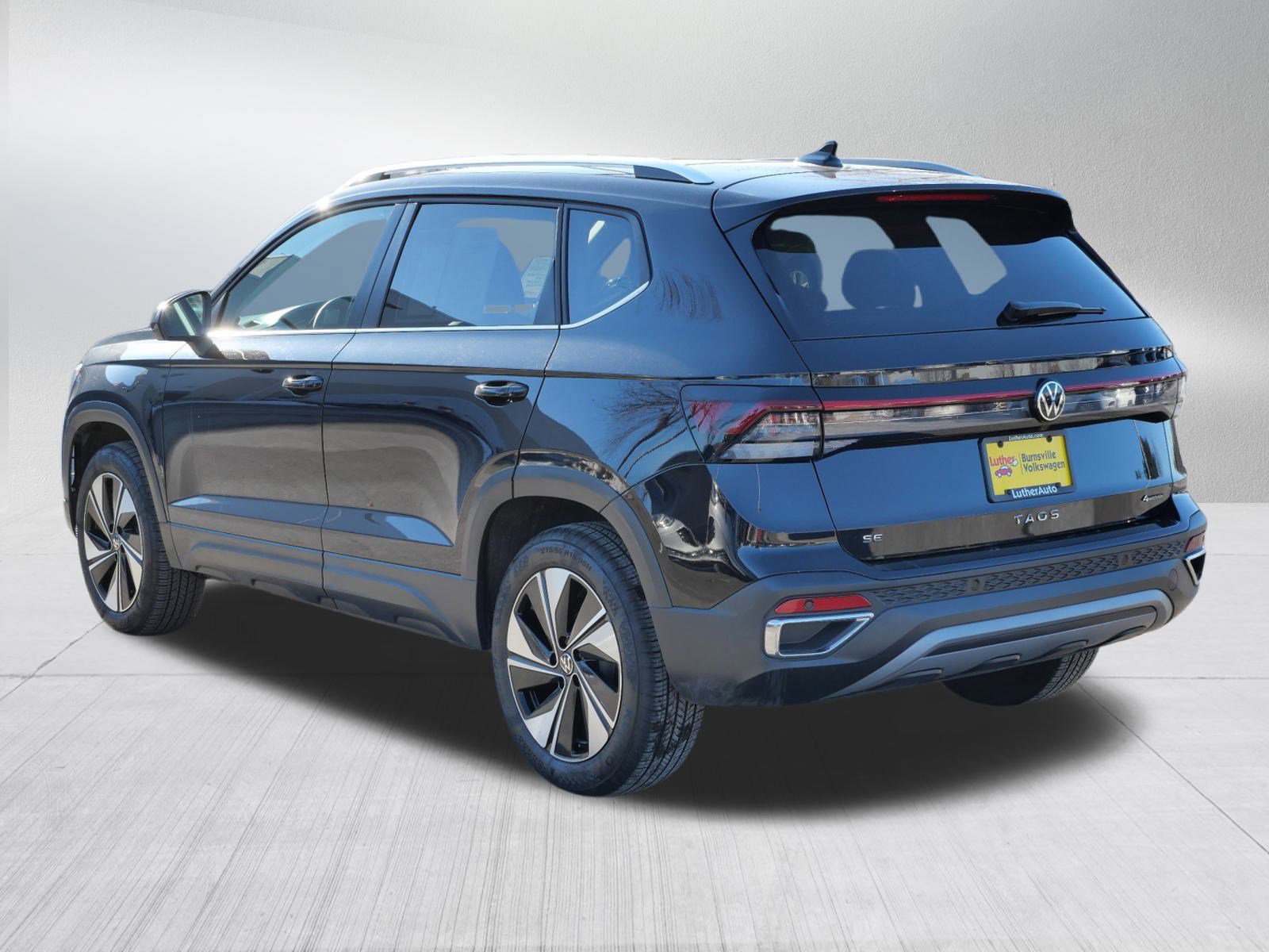 Certified 2025 Volkswagen Taos SE image 5