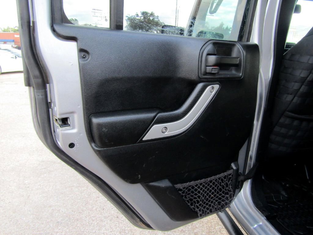 Used 2017 Jeep Wrangler Unlimited Rubicon w/ Connectivity Group image 16