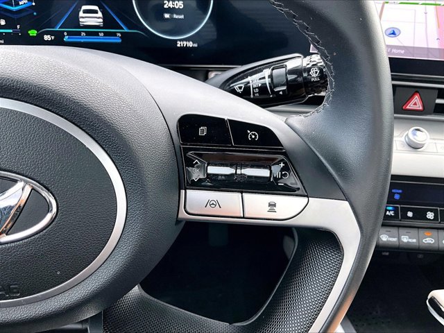 Used 2023 Hyundai Elantra Limited image 21