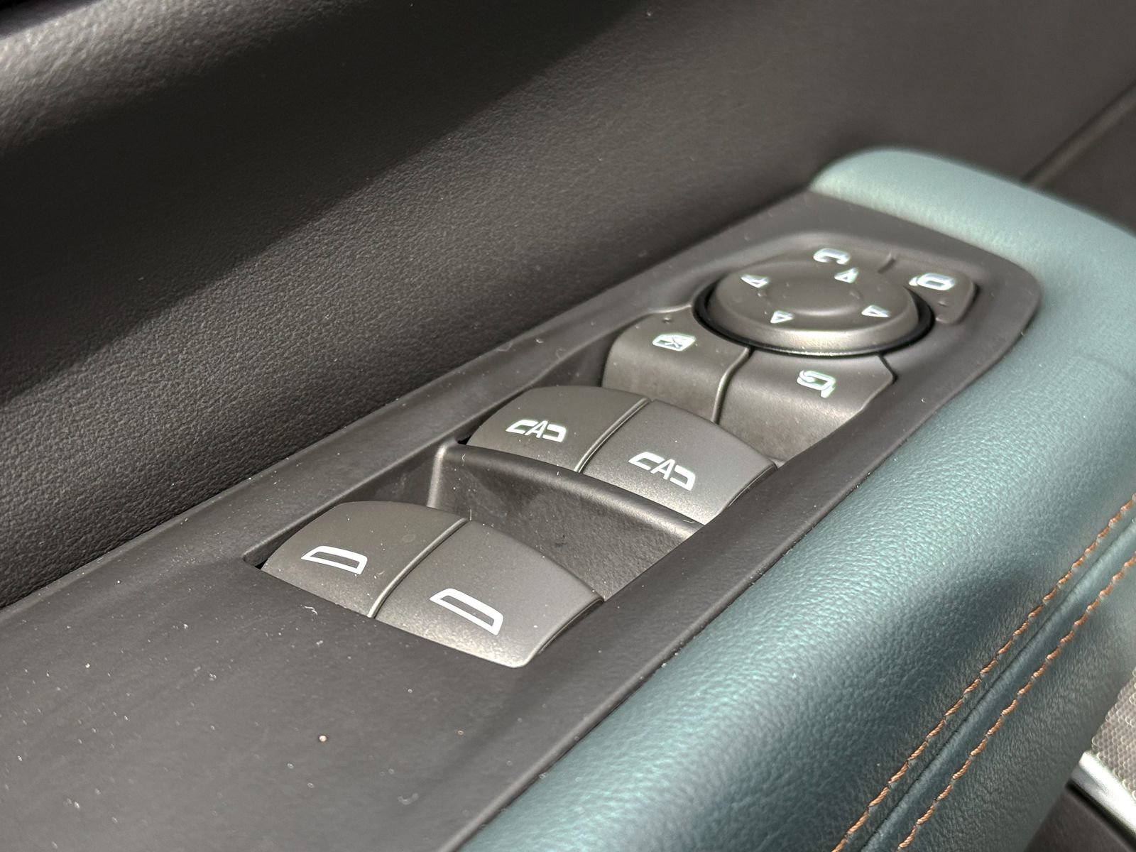 Certified 2025 GMC Yukon AT4 w/ AT4 Premium Package AWD/4WD image 18