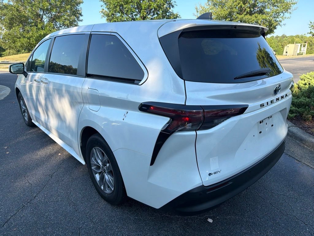 Used 2025 Toyota Sienna XLE FWD image 7