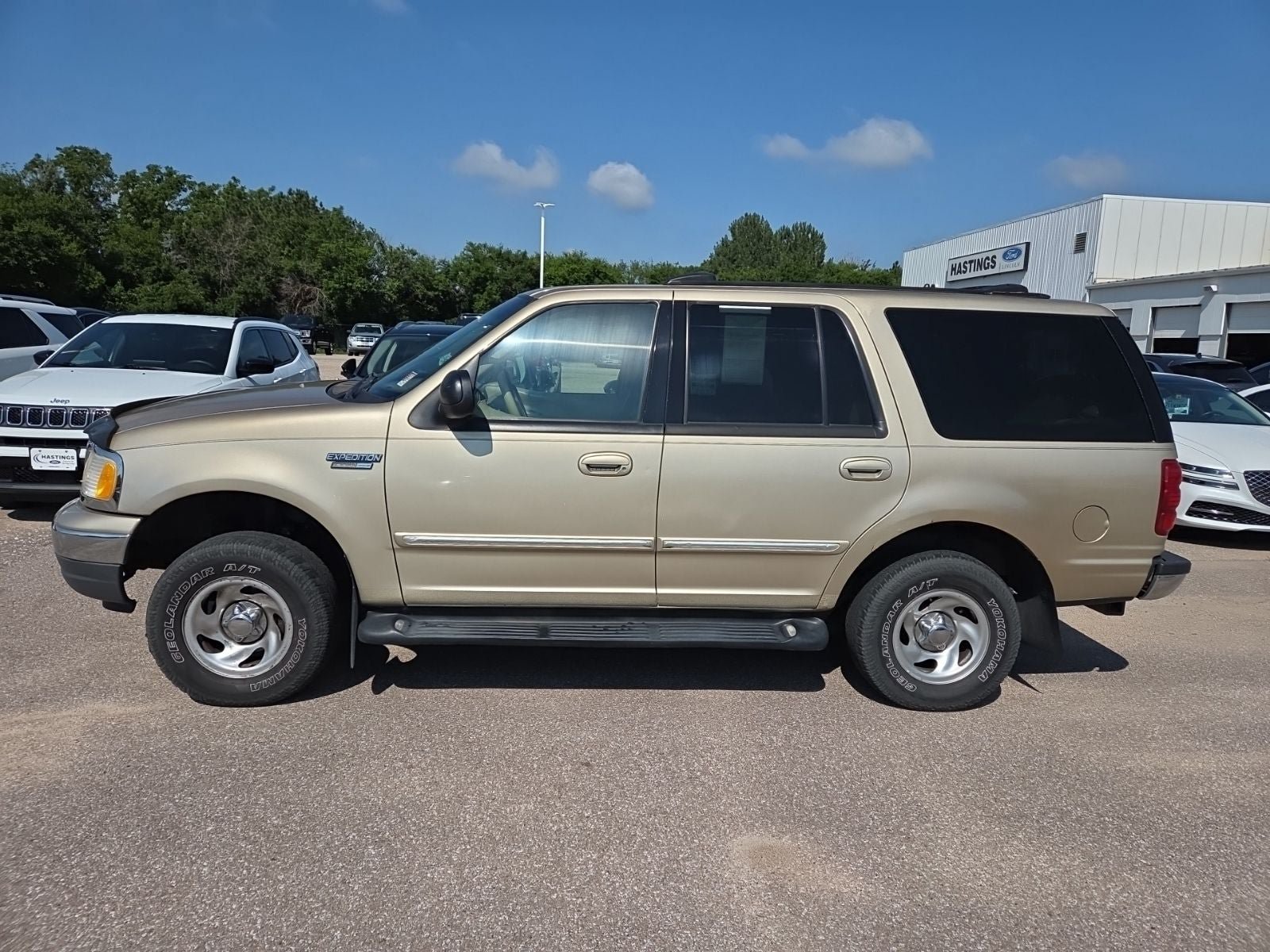 Used 2000 Ford Expedition XLT AWD/4WD image 2