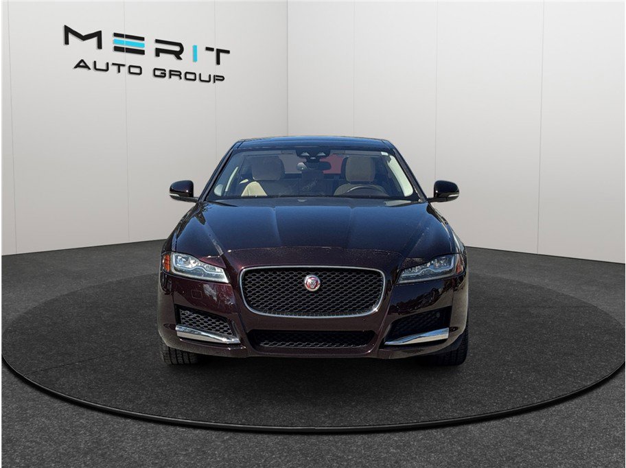 Used 2018 Jaguar XF Premium image 3