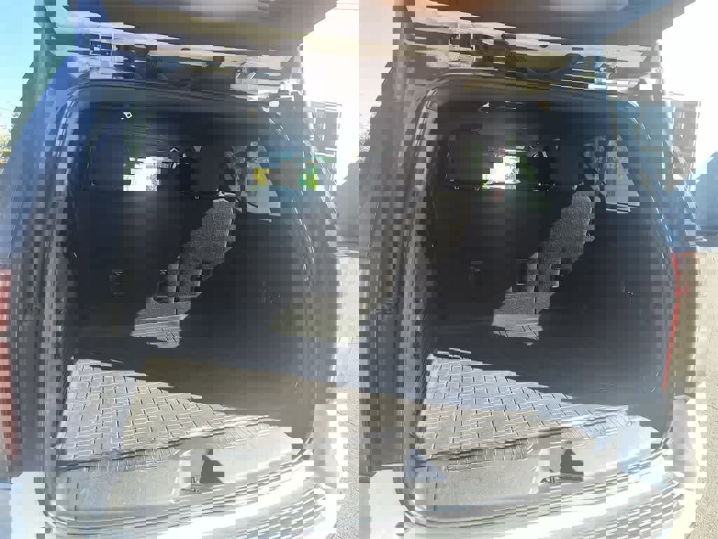 Used 2021 Chevrolet Suburban RST w/ Luxury Package image 23