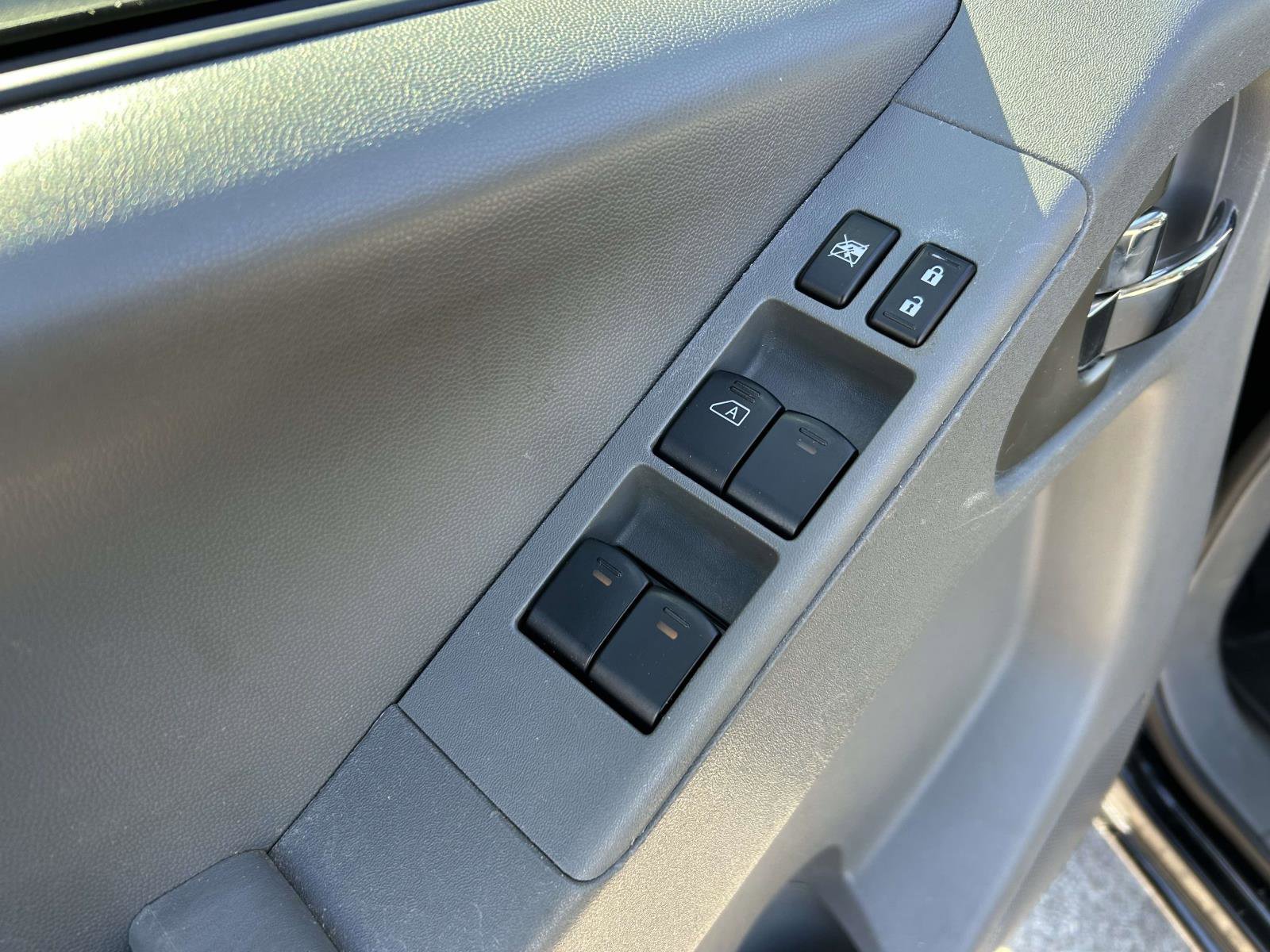 Used 2018 Nissan Frontier SV image 17