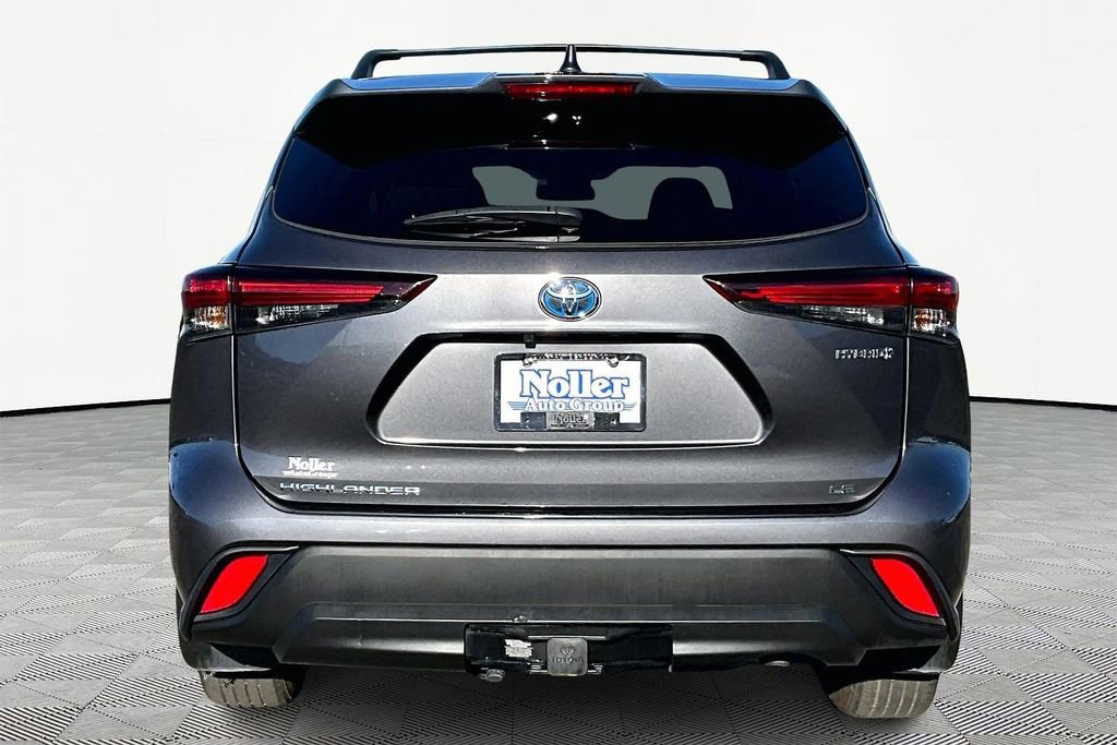 Used 2024 Toyota Highlander LE FWD image 4