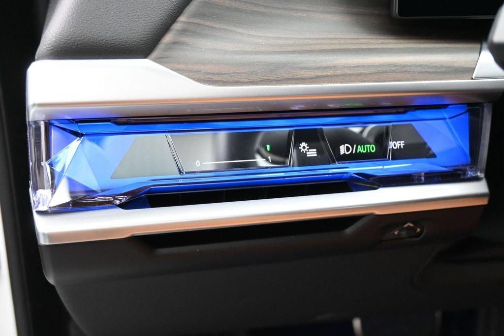 Used 2025 BMW 740i xDrive AWD/4WD image 17