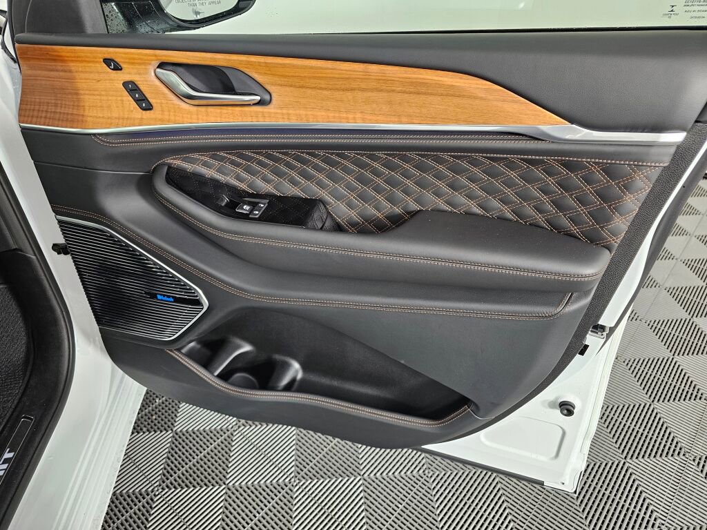 Used 2023 Jeep Grand Cherokee Summit image 41