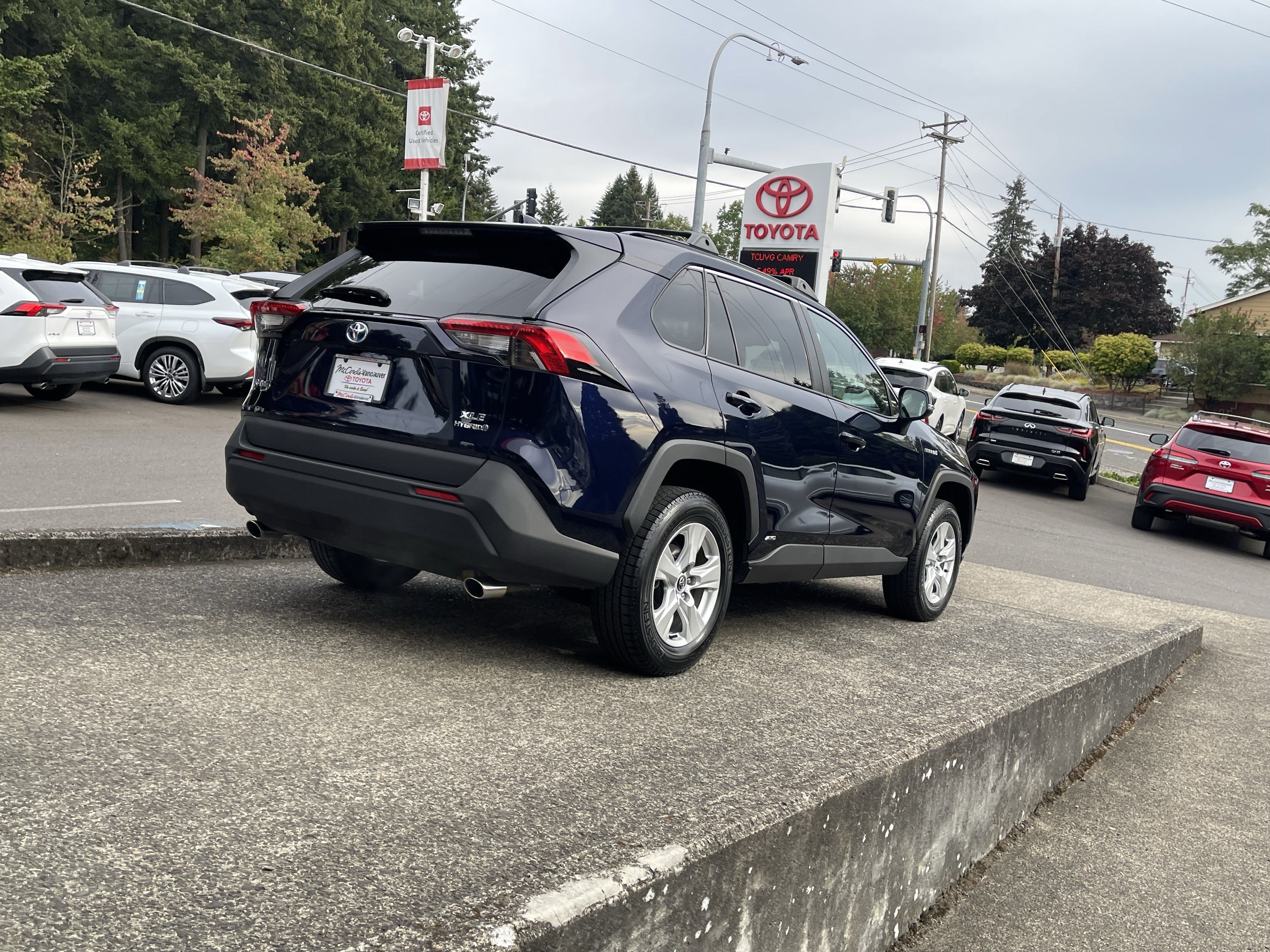 Used 2021 Toyota RAV4 XLE w/ Convenience Package AWD/4WD image 8