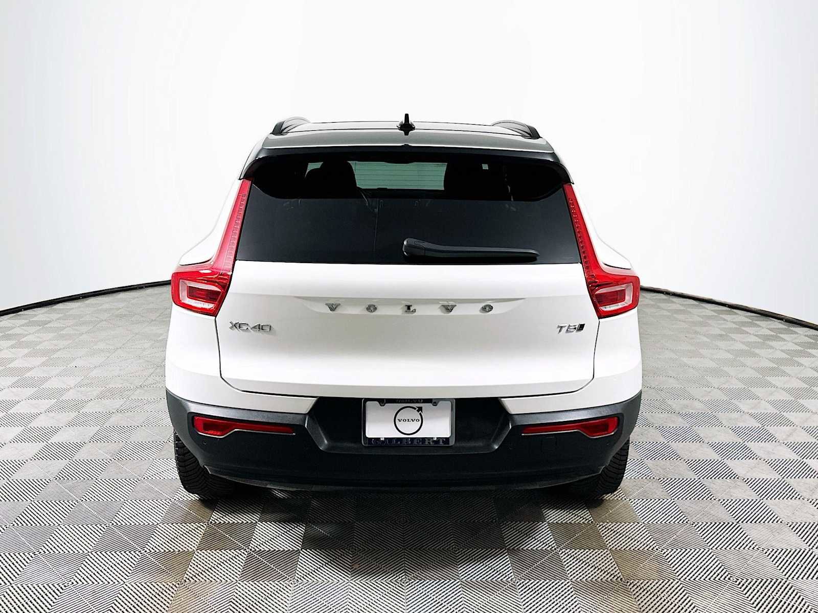 Used 2021 Volvo XC40 T5 R-Design image 6