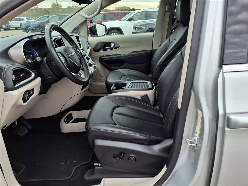 Used 2024 Chrysler Pacifica Select image 12