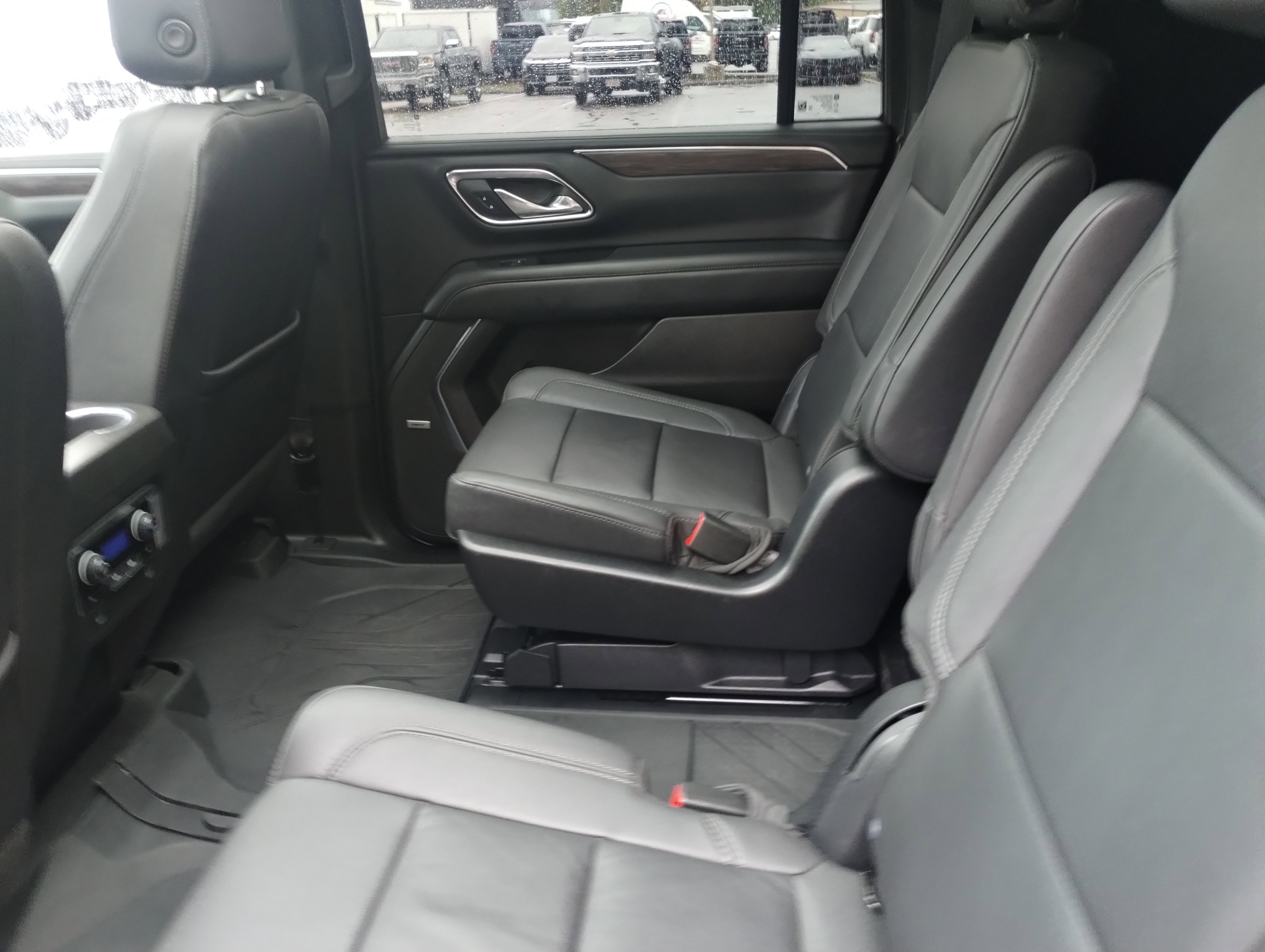 Used 2023 Chevrolet Suburban Z71 w/ Luxury Package image 16