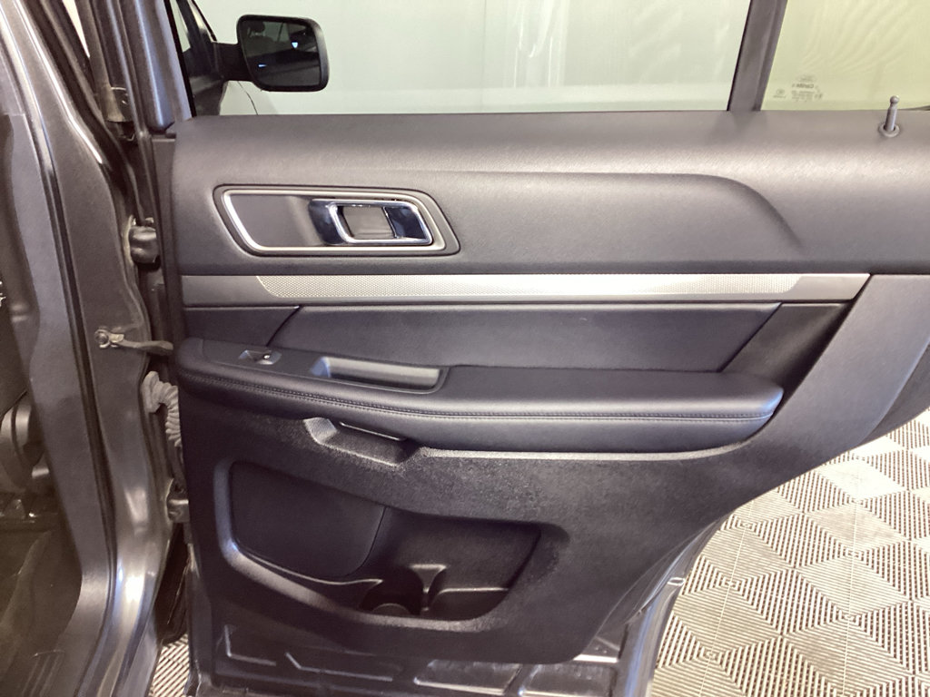 Used 2018 Ford Explorer XLT AWD/4WD image 10