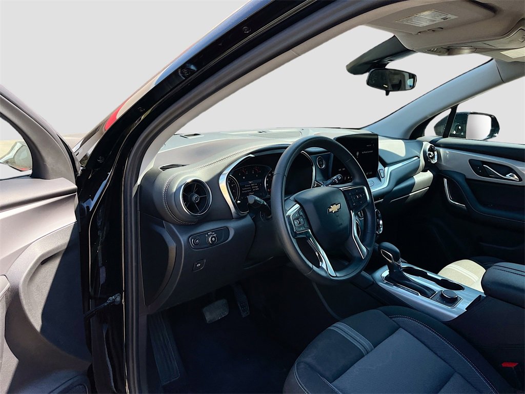 Used 2025 Chevrolet Blazer LT image 9