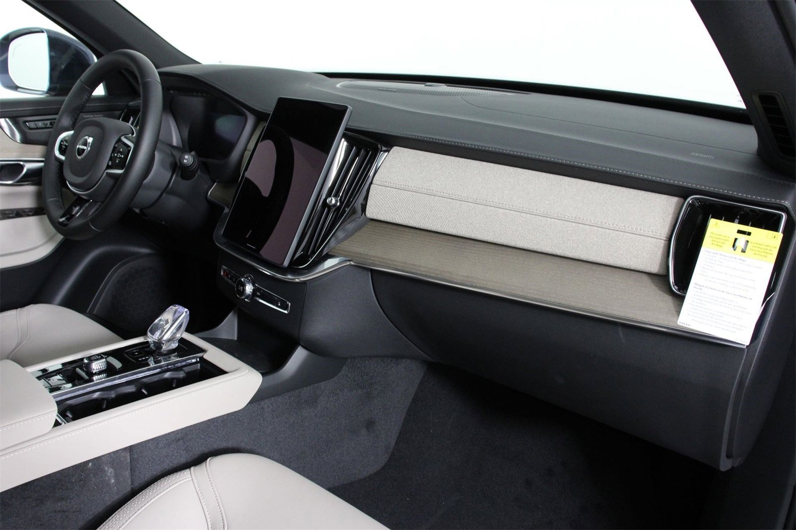 New 2026 Volvo XC90 B6 Plus w/ Protection Package Premier image 9