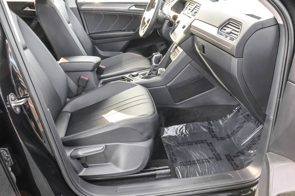 Used 2024 Volkswagen Tiguan SE image 36