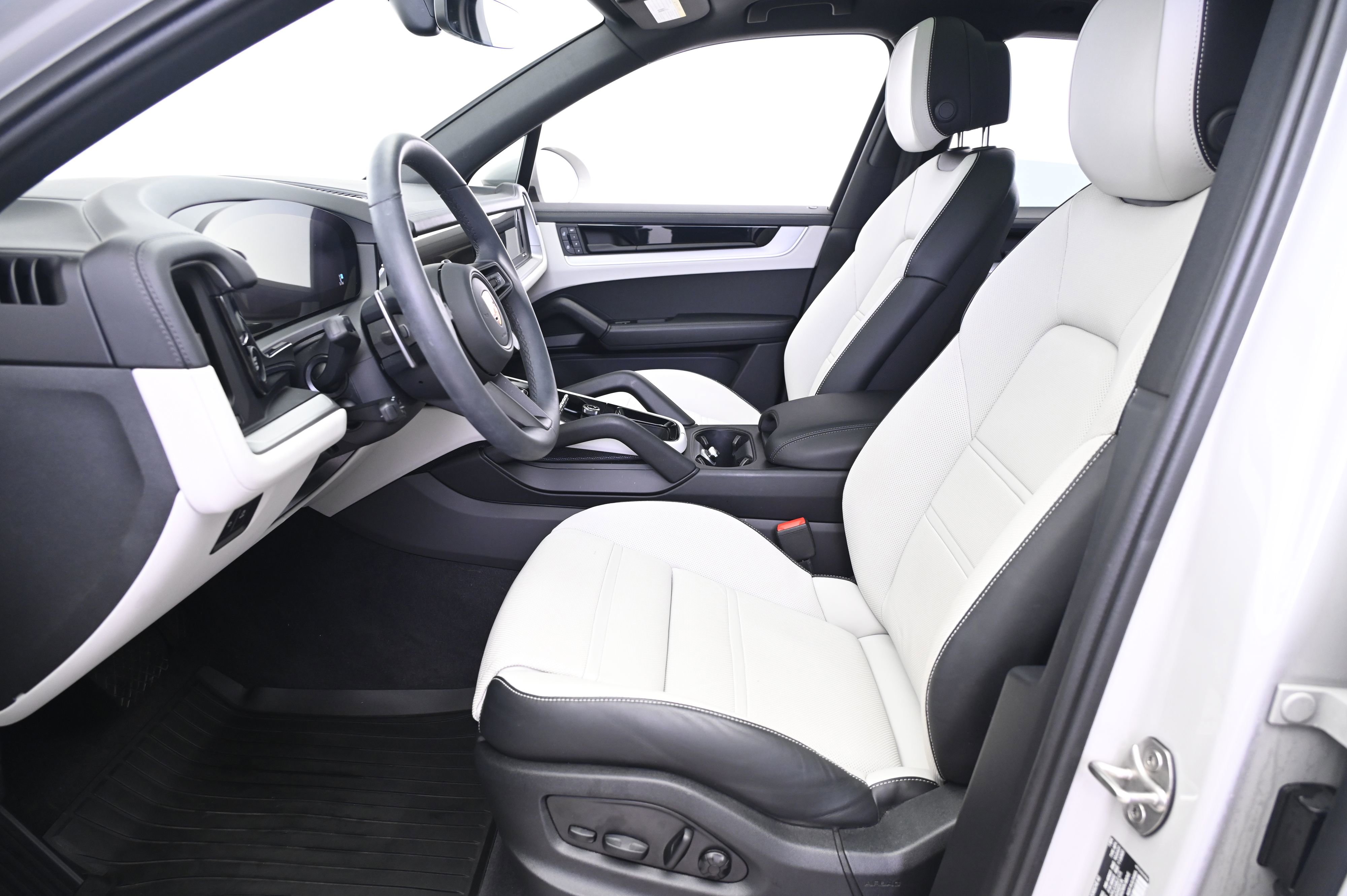 Used 2025 Porsche Cayenne image 29