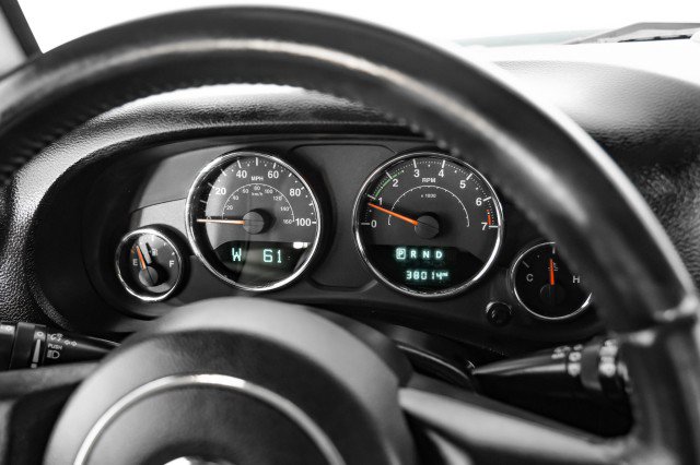 Used 2015 Jeep Wrangler Unlimited Sahara w/ Connectivity Group image 13