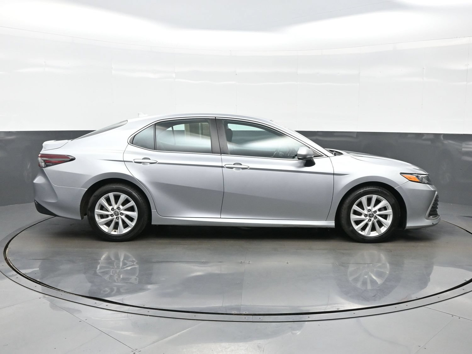 Used 2022 Toyota Camry LE FWD image 7