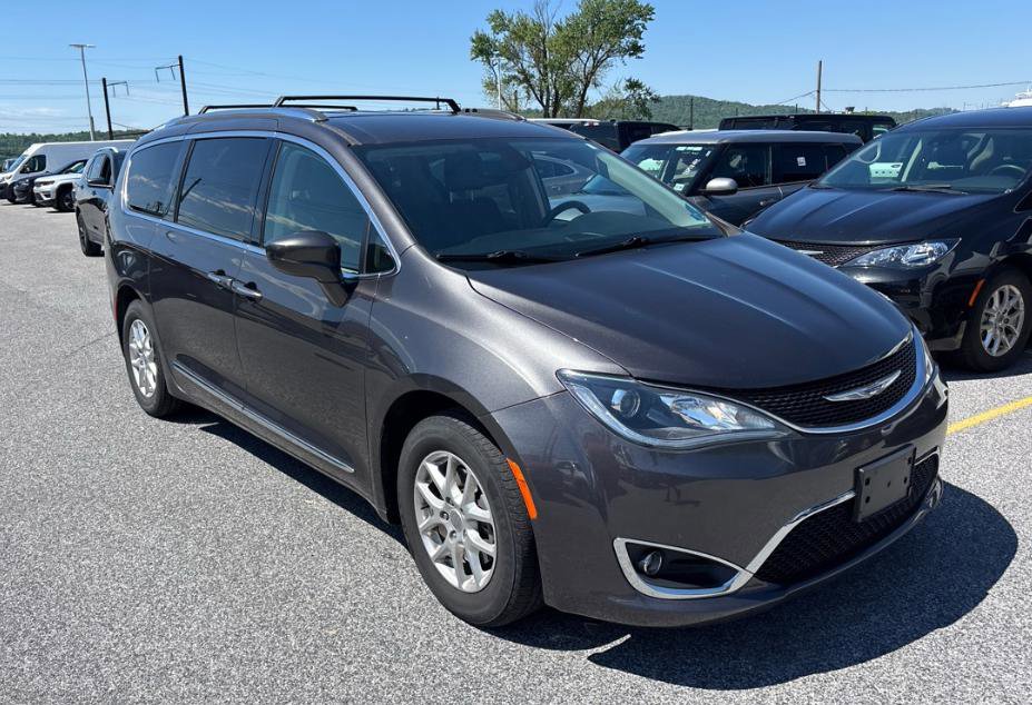Used 2020 Chrysler Pacifica Touring-L FWD image 2
