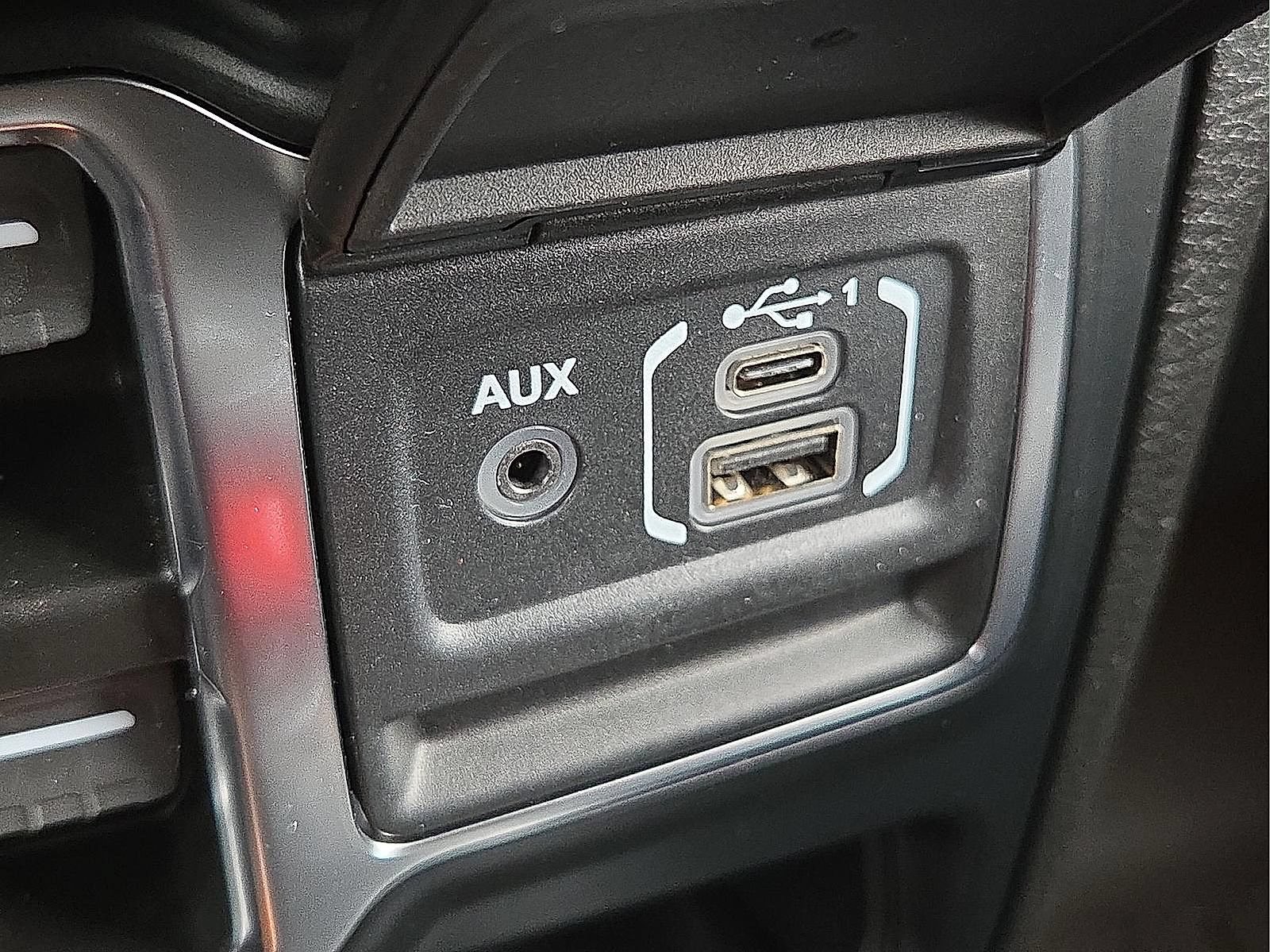 Used 2024 Jeep Wrangler Unlimited Sahara w/ Technology Group AWD/4WD image 25