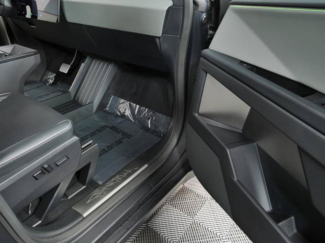 Used 2025 Tesla Cybertruck AWD Crew Cab image 31