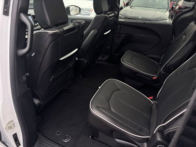 New 2026 Chrysler Pacifica Limited w/ Uconnect Theater Family Group image 19