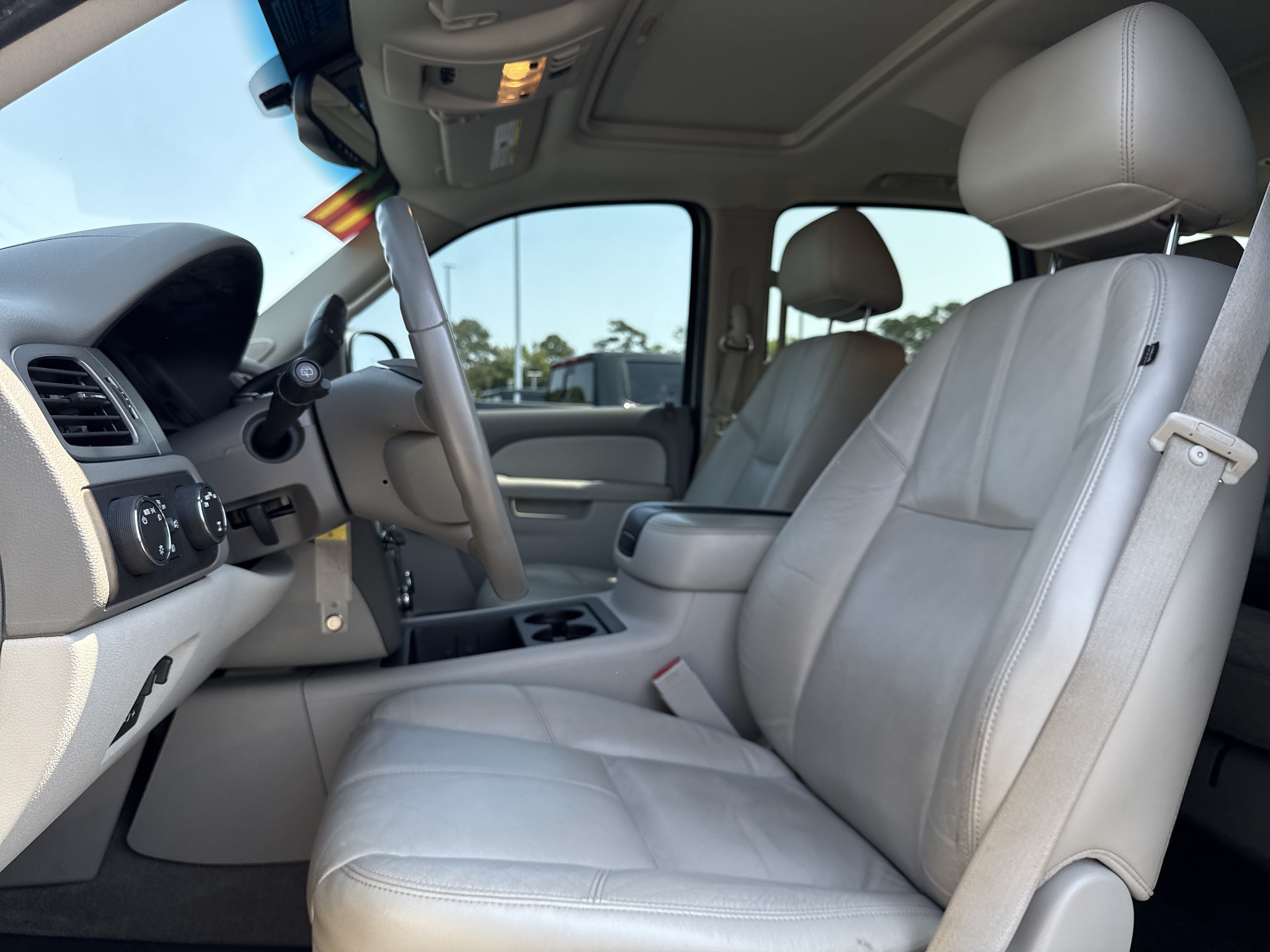Used 2011 Chevrolet Tahoe LT w/ Luxury Package AWD/4WD image 16