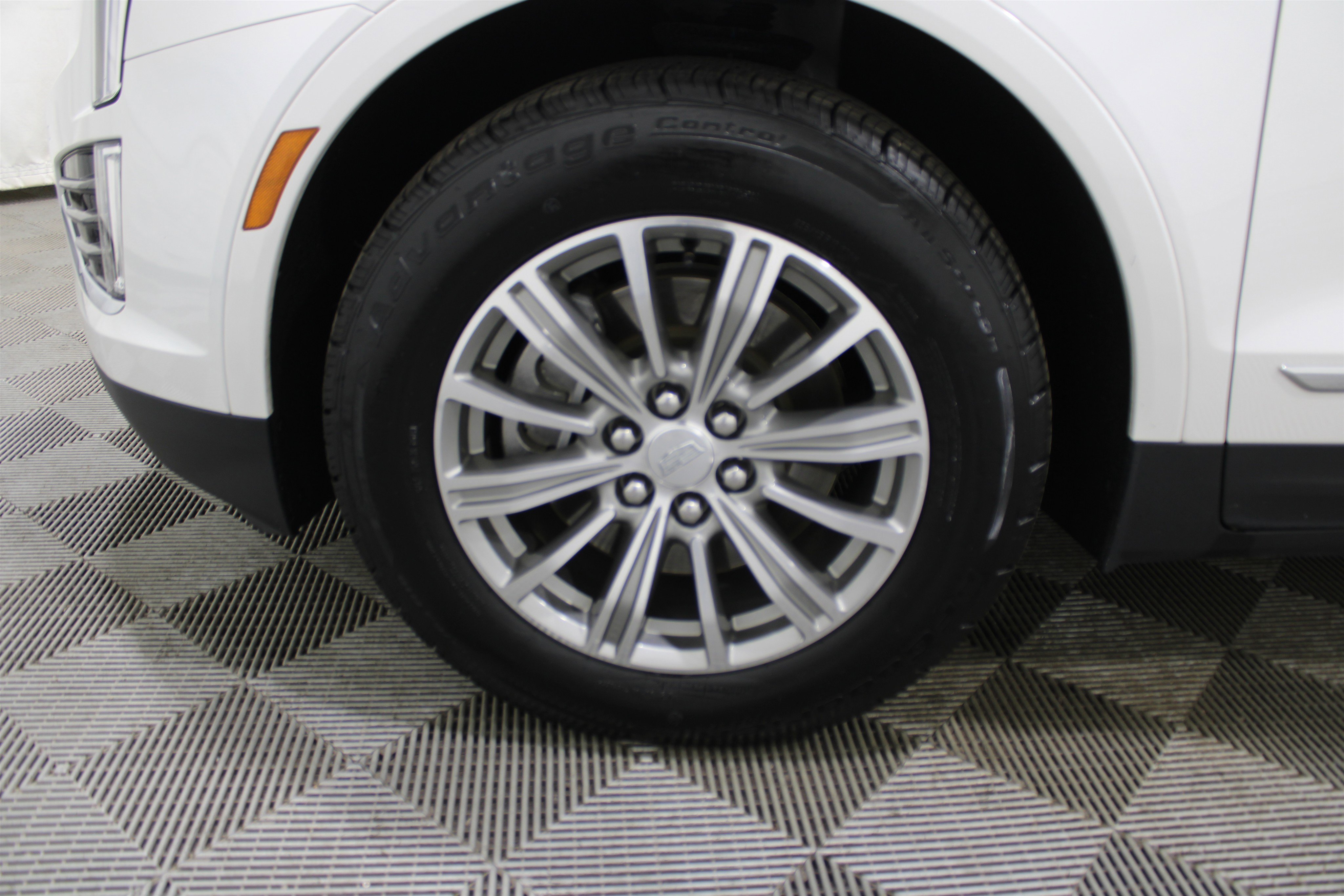 Used 2017 Cadillac XT5 Luxury w/ Driver Awareness Package image 40