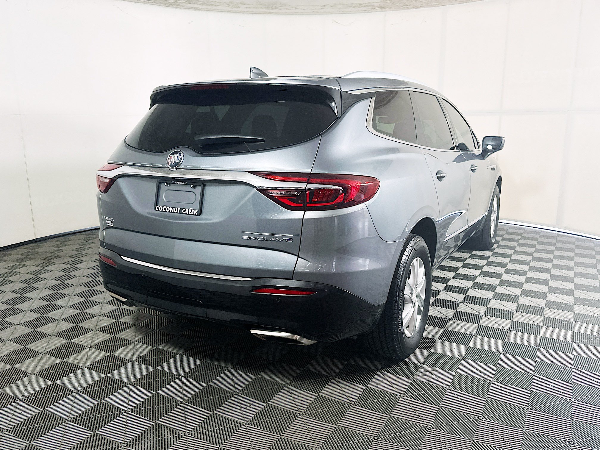 Used 2018 Buick Enclave Essence FWD image 3