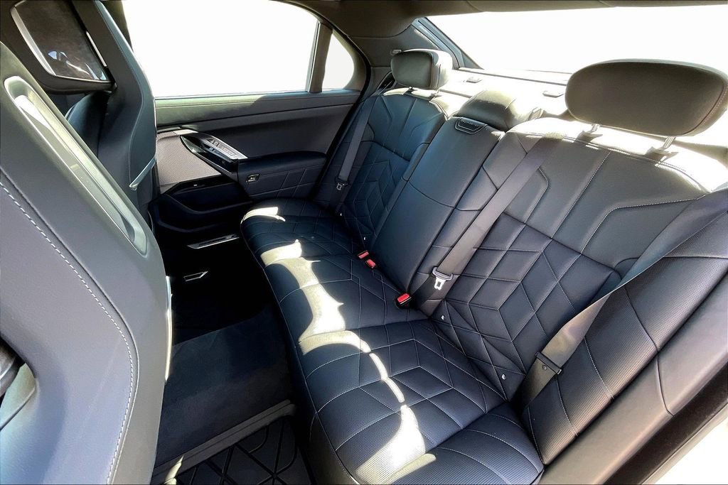 Used 2025 BMW 760i xDrive w/ Premium Package image 22
