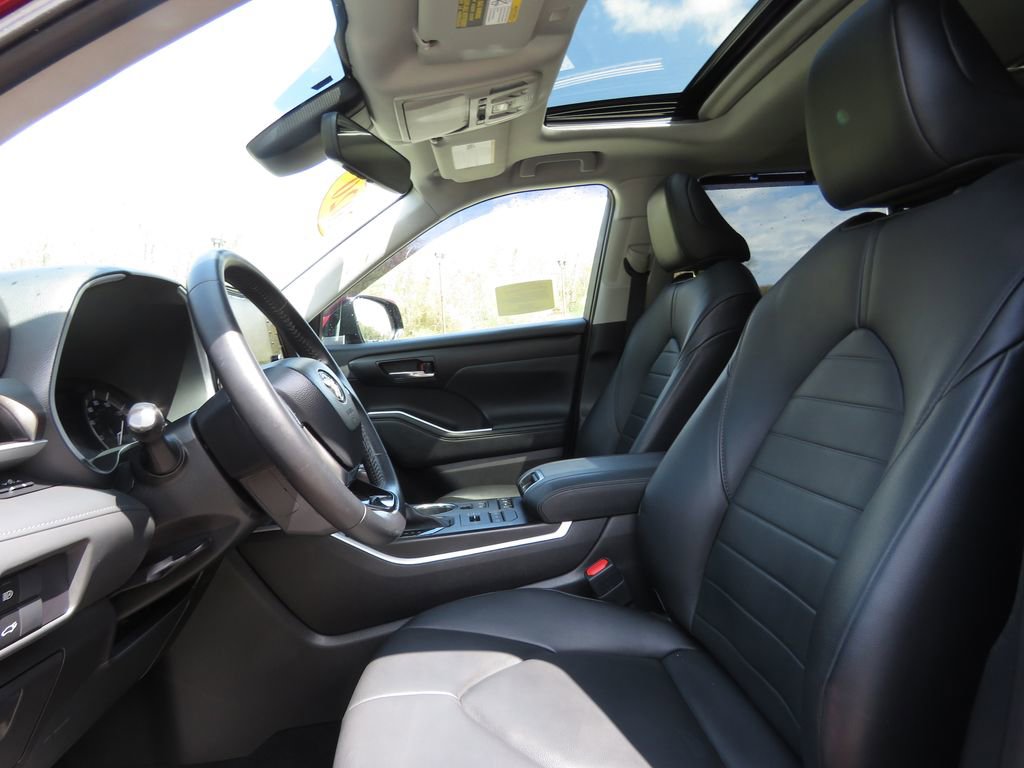 Used 2020 Toyota Highlander XLE AWD/4WD image 10