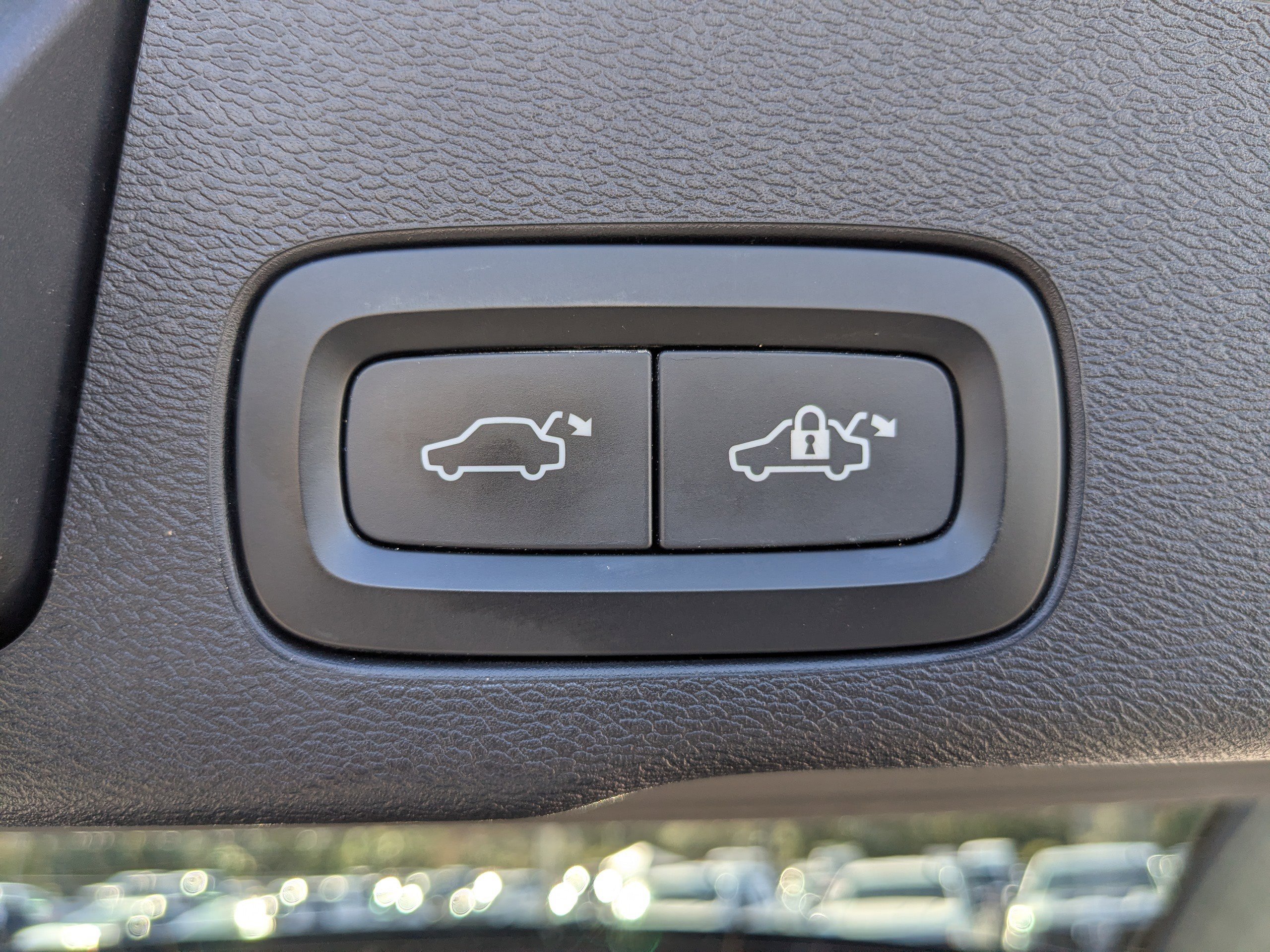 Used 2020 Volvo XC60 T5 R-Design w/ Protection Package Premier image 14