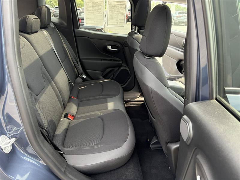 Used 2023 Jeep Renegade Altitude w/ Sun/Sound Group AWD/4WD image 13
