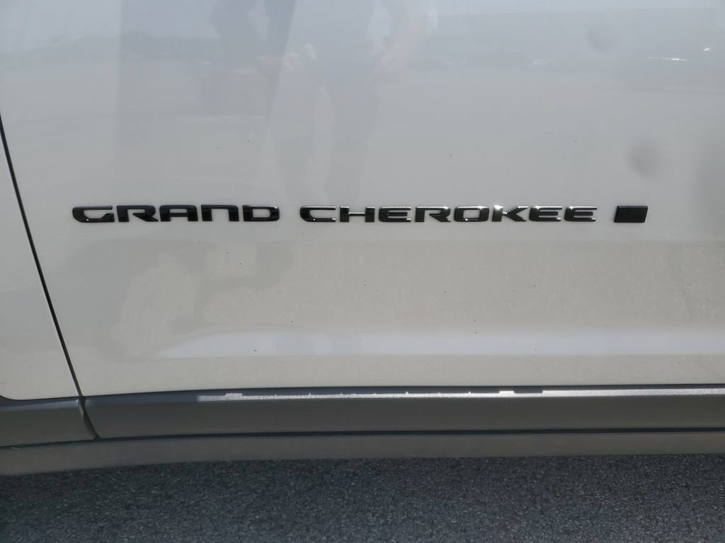 Used 2025 Jeep Grand Cherokee Altitude AWD/4WD image 33