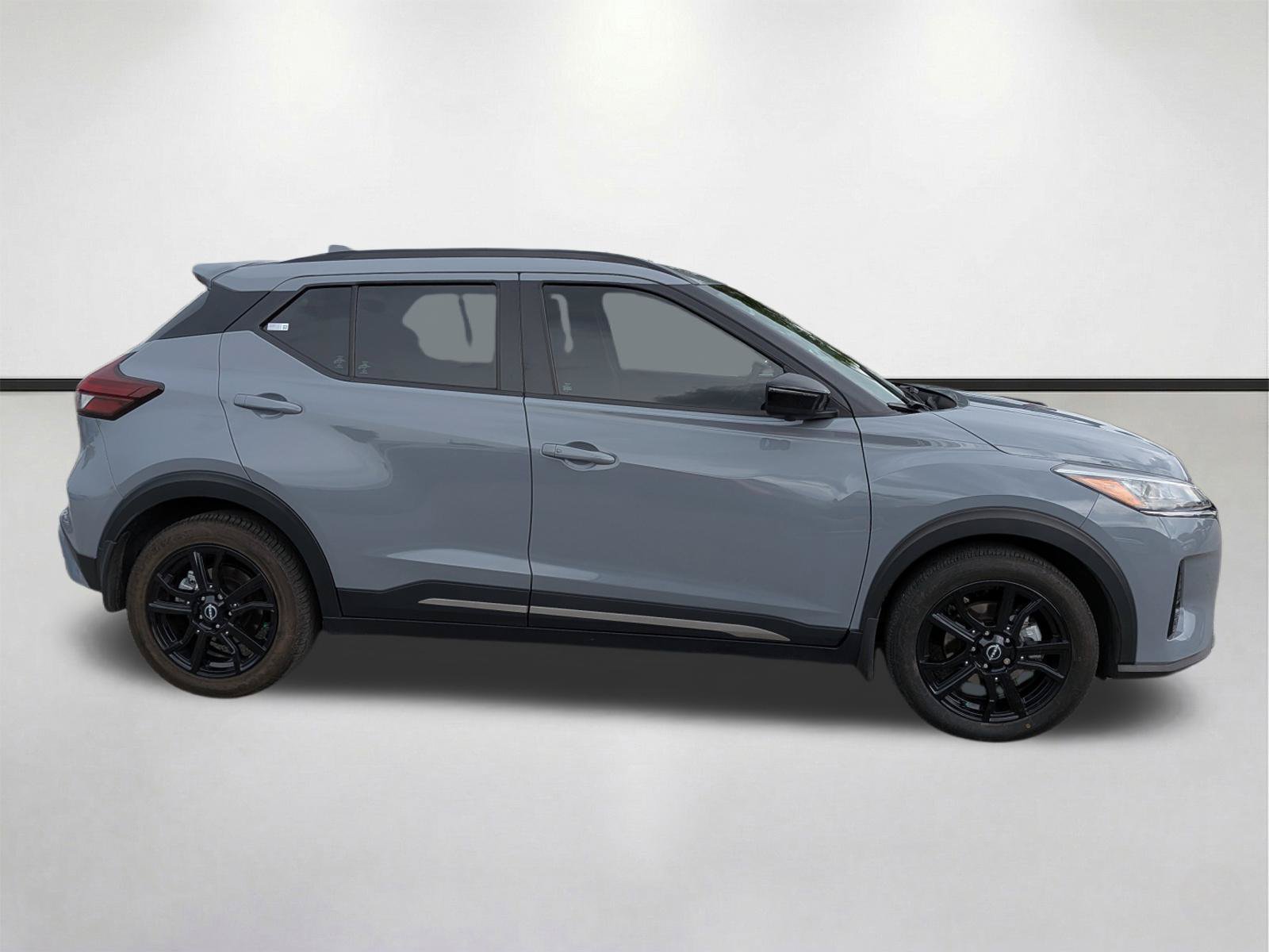 Used 2022 Nissan Kicks SR w/ Interior Electronics Package FWD image 3