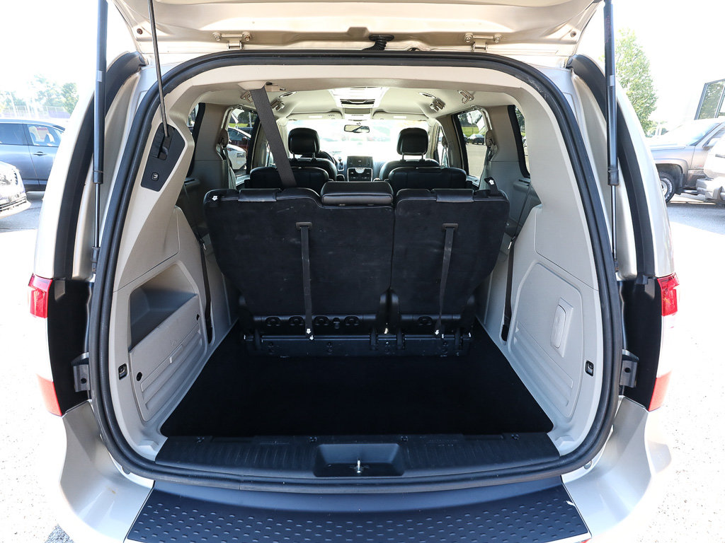 Used 2015 Chrysler Town & Country Touring w/ Driver Convenience Group FWD image 6