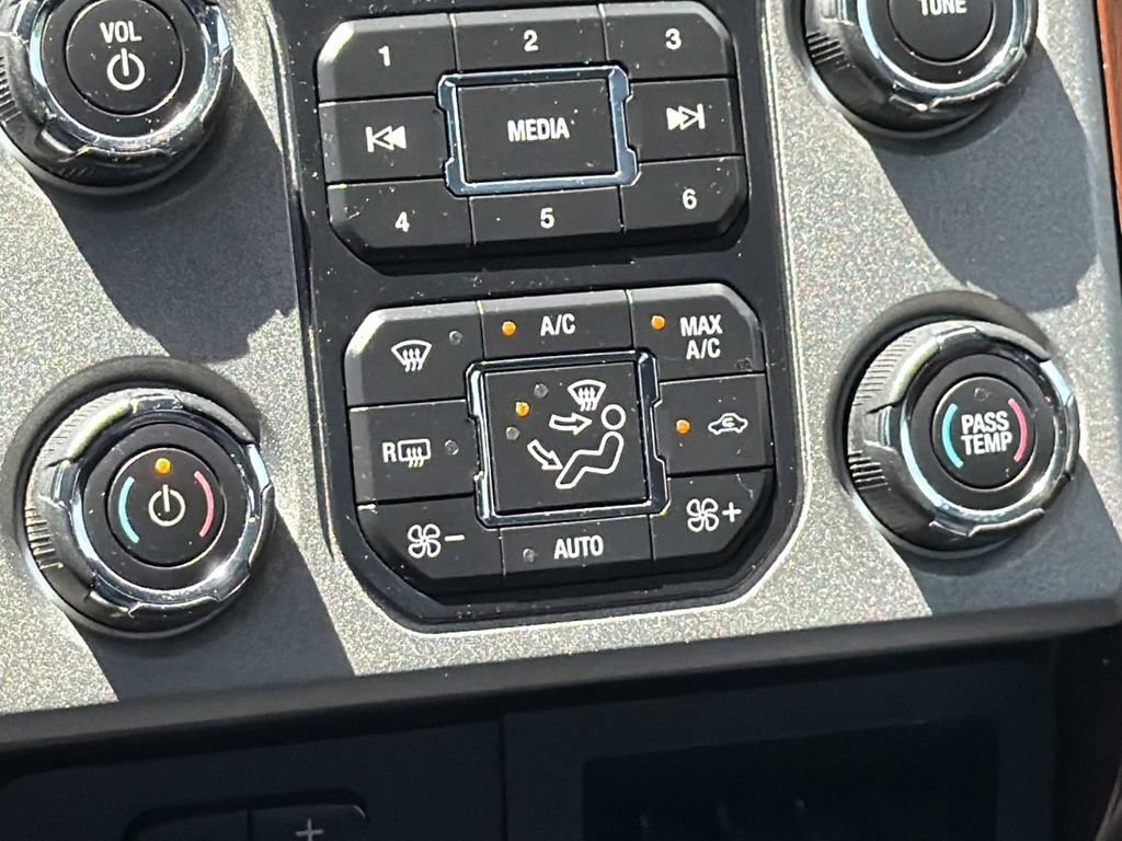 Used 2015 Ford F250 Lariat w/ Lariat Interior Package AWD/4WD image 16