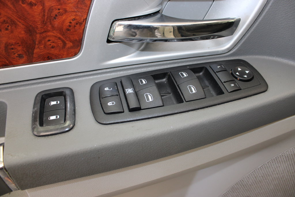 Used 2009 Chrysler Town & Country Touring FWD image 22