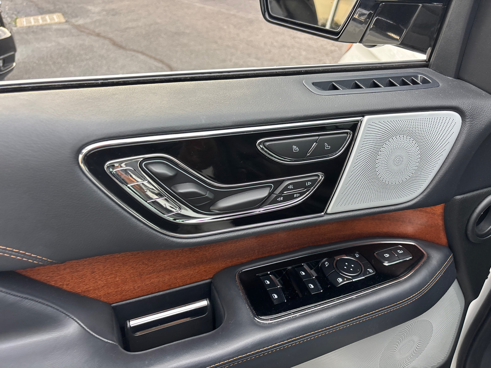 Used 2023 Lincoln Navigator L Black Label AWD/4WD image 12