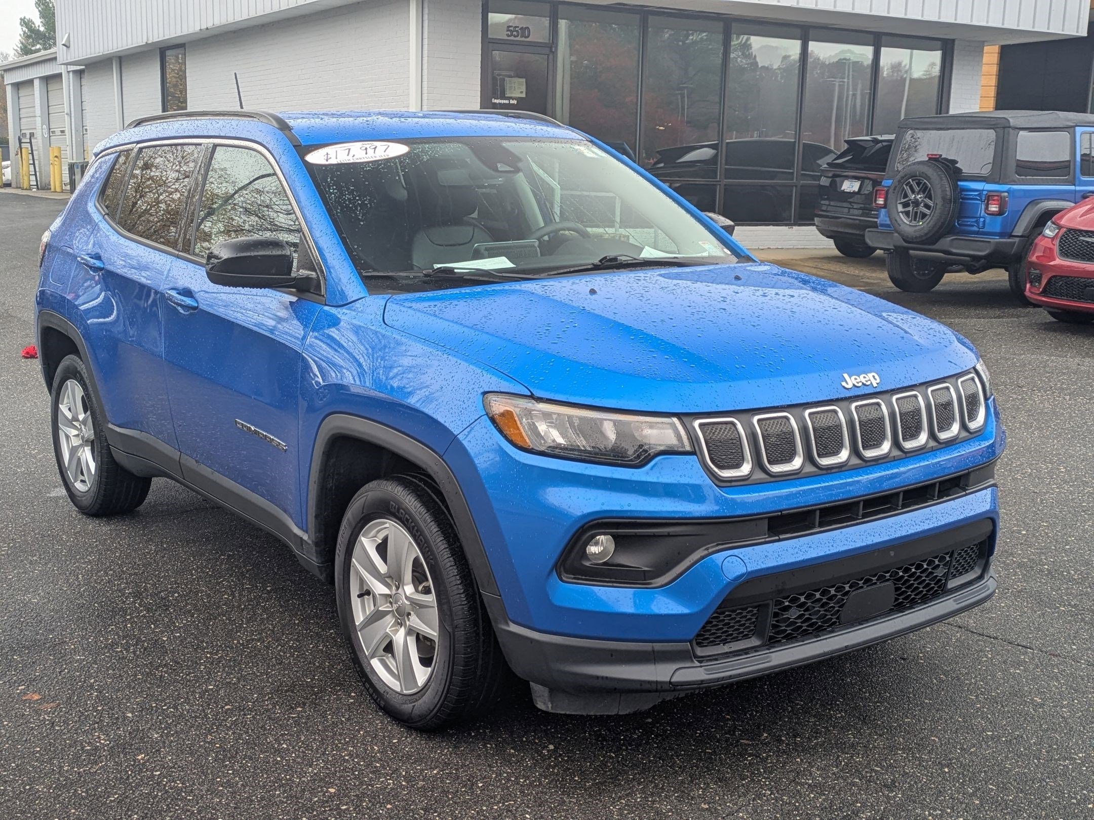 Used 2022 Jeep Compass Latitude image 3