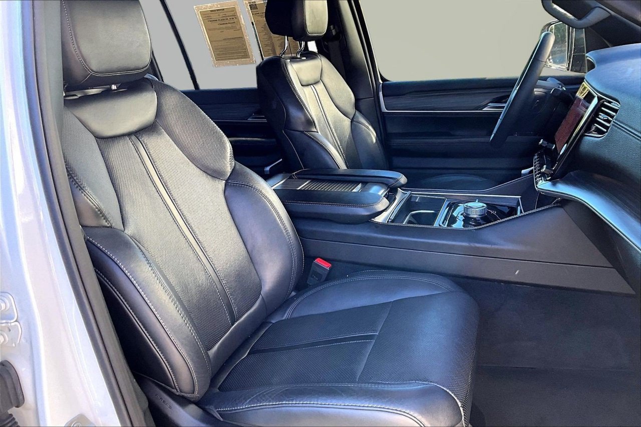 Certified 2024 Jeep Wagoneer L Series II w/ Flexible Seating Group AWD/4WD image 22