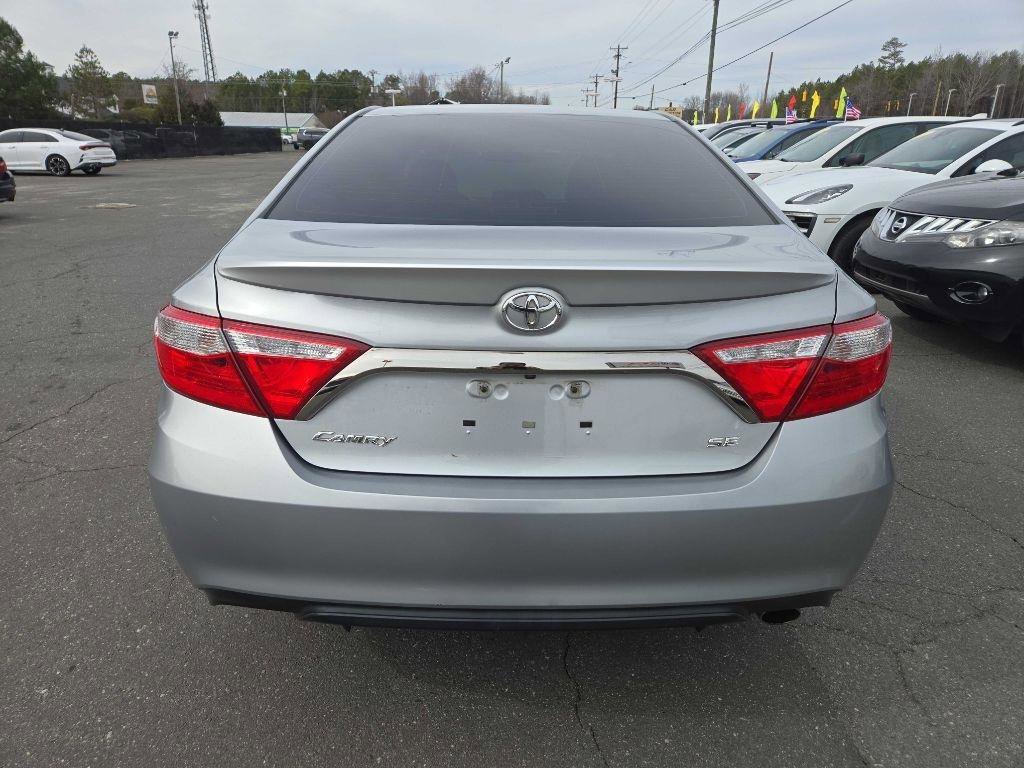 Used 2017 Toyota Camry SE image 4