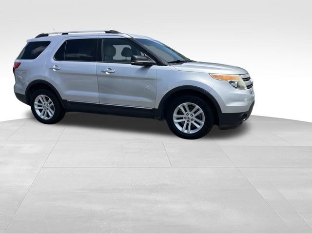 Used 2015 Ford Explorer XLT FWD image 2