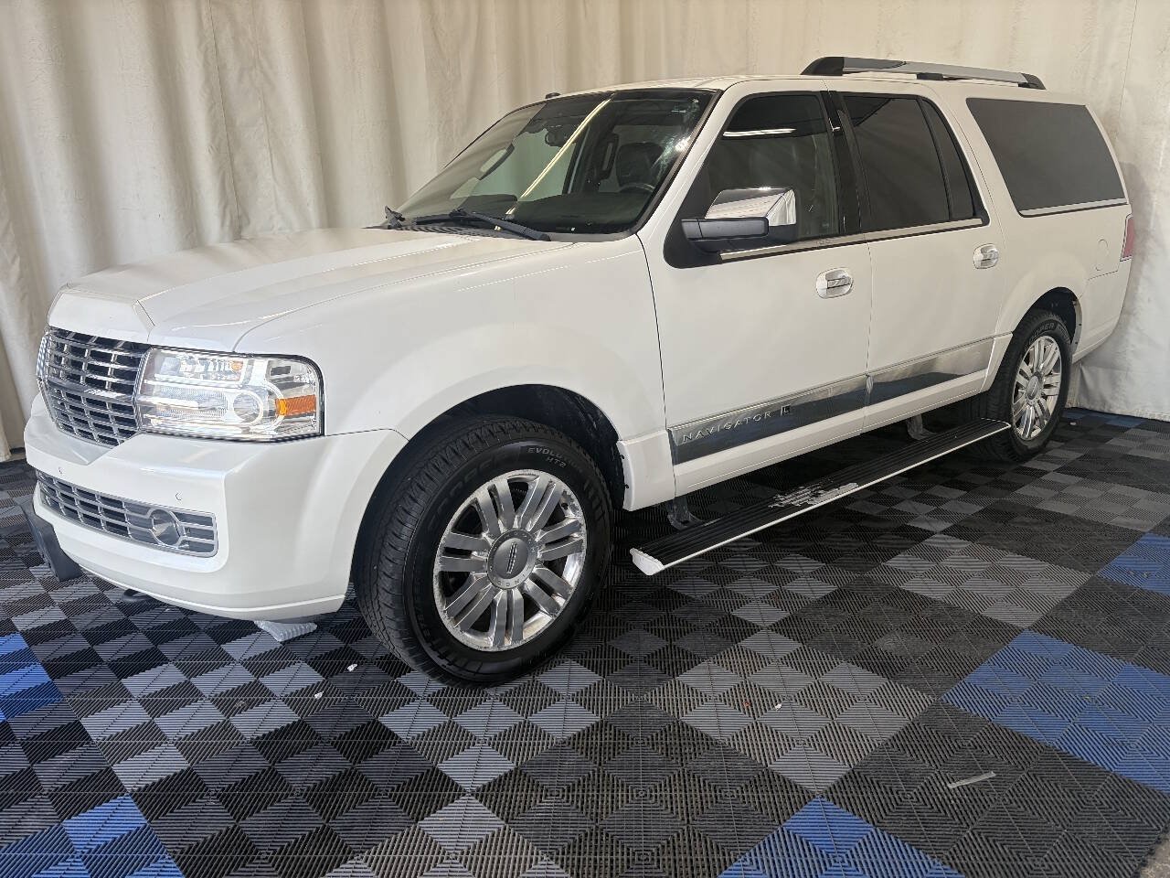 Used 2014 Lincoln Navigator L 4WD image 2