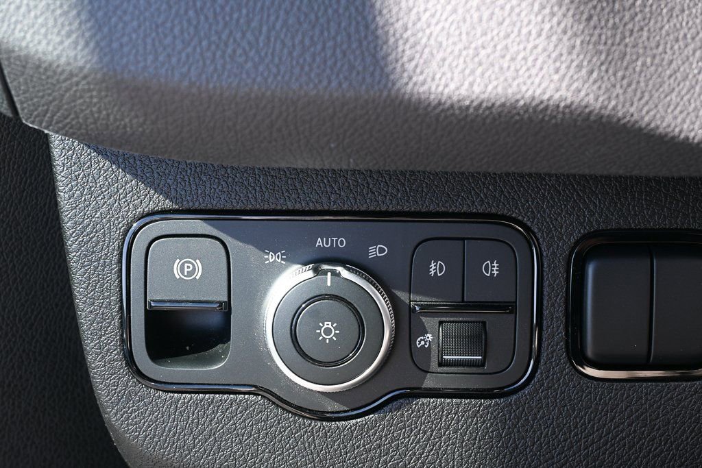 Used 2025 Mercedes-Benz Sprinter 2500 image 9