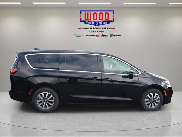 Used 2024 Chrysler Pacifica Select image 2